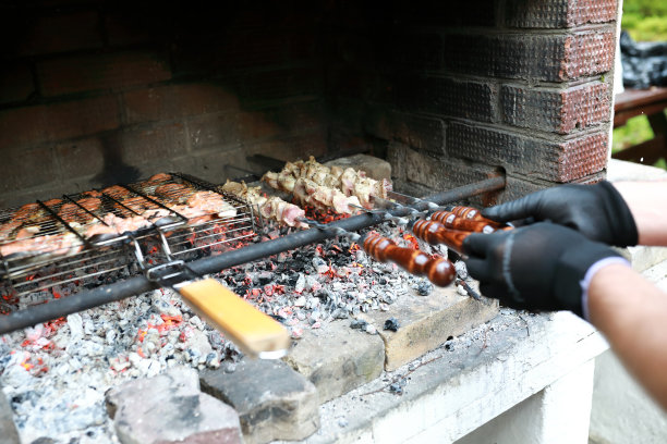 用烤肉串做烤肉的人图片下载