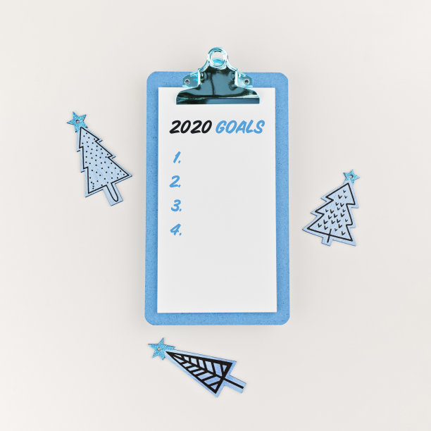 节日装饰和剪贴板与愿望清单2020在白色的背景，平躺图片下载