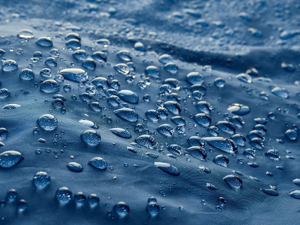 水滴在织物上。图片下载