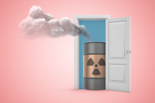 一个白色开放的门与有毒废物桶在浅粉色的背景的3d渲染图片下载