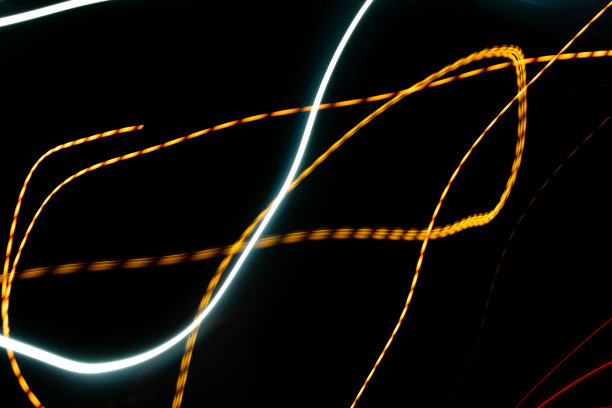 黑色背景和彩色发光线图片下载