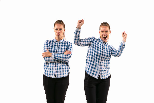 年轻英俊的女人与自己在白色工作室背景争论。图片下载