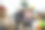 年轻夫妇搬进新家。清洁和拆包后，坐在地板上放松。在笔记本电脑上找东西。图片下载