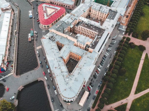 航拍的城市中心，历史建筑的屋顶，圣彼得堡，俄罗斯图片下载