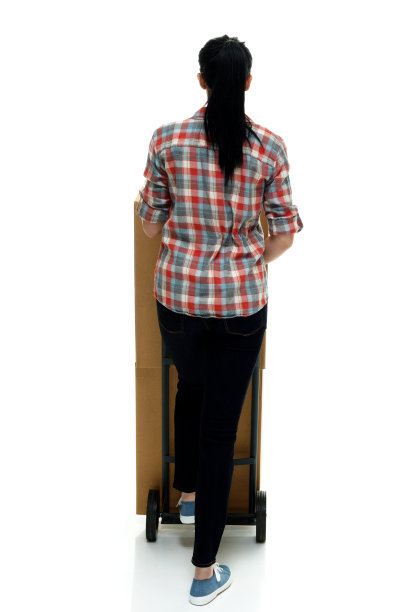 全长/一人/后视图/ 18-19岁的成年人美丽的黑发/长发/马尾辫高加索女性/年轻妇女送货人/体力工人走在白色背景谁是快乐的/愉快的/包装图片下载