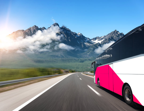 没有牌子的旅游巴士在高速公路上飞驰。图片下载