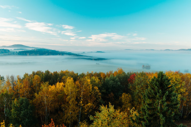 鸟瞰图，秋叶树木与薄雾，山和蓝天在日出，捷克风景，彩色照片图片下载