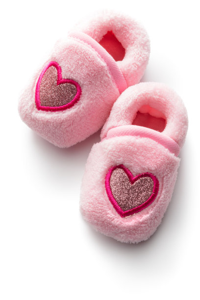 婴儿用品:婴儿鞋孤立在白色背景图片下载