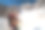 一个成熟的成年女登山运动员在高山的雪和巨石上徒步旅行图片下载