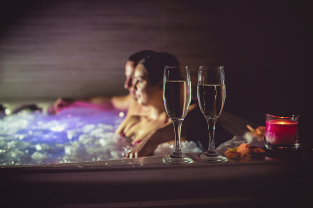 热水浴缸中的浪漫图片下载