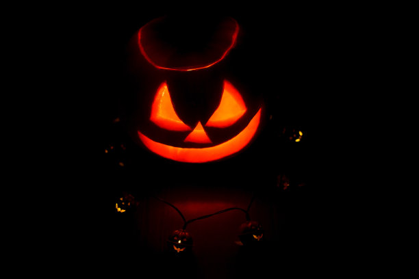 在黑暗的背景下，明亮而可怕的杰克灯。万圣节的概念图片下载