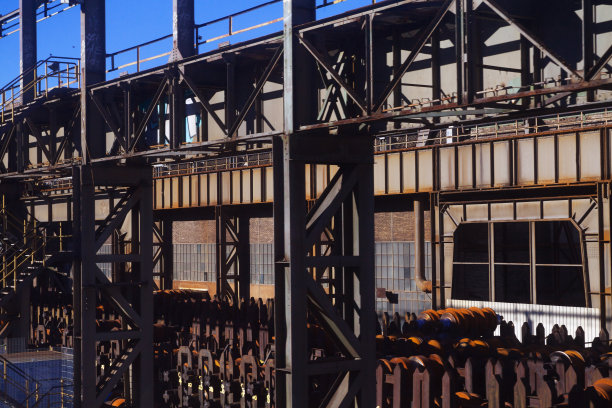 多特蒙德城外轨道附近的旧工业建筑图片下载