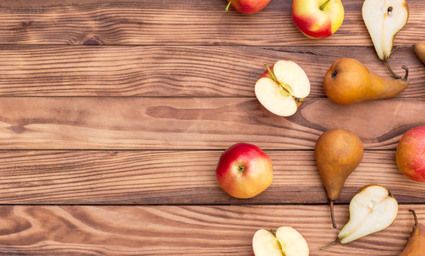 木背景上是苹果和梨。前视图。空间的文本。图片下载