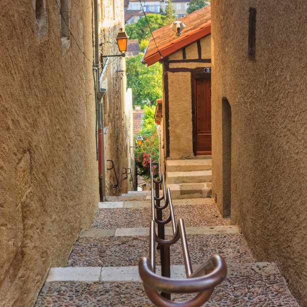 城市景观——历史悠久的加斯科尼省奥赫镇一条带有楼梯的中世纪小街图片下载