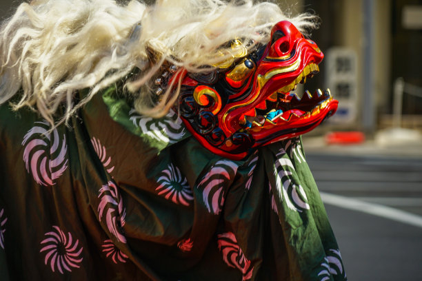 一种动感的形象舞狮图片下载