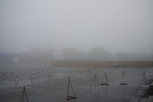 雾中空空如也的停车场图片下载