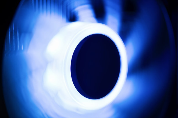 一个移动的电脑冷却器与蓝色霓虹灯的特写。CPU冷却器。LED灯图片下载