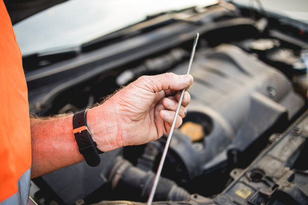 修理工在路上检查那辆坏了的汽车。库存图片图片下载