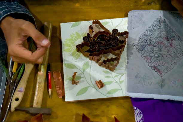 蜡染铜邮票制作工艺。图片下载