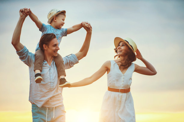 幸福的家庭，父亲母亲和儿子在自然日落图片下载