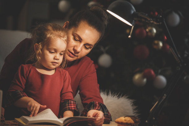 妈妈给女儿读故事图片下载