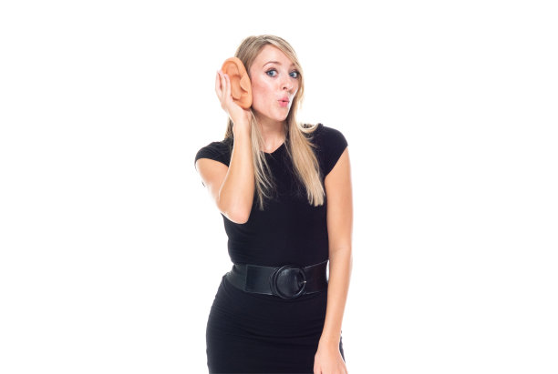 正面视图/一人/腰部以上的20-29岁的成年人漂亮的金发白人女性/年轻女性商人/商人站着穿着商务装/连衣裙/套装谁在窃窃私语图片下载