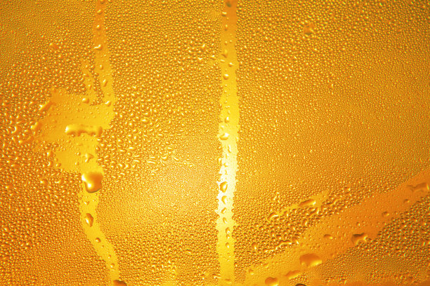 滴在啤酒瓶上图片下载