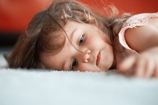 小女孩躺在地上图片下载