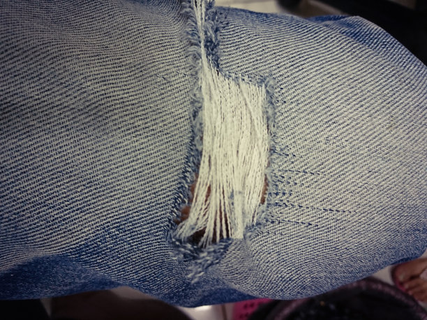 破洞的牛仔裤图片下载