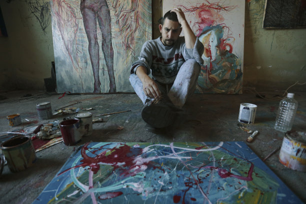 艺术家在工作室图片下载