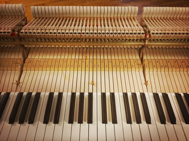 钢琴键盘和锤子图片下载