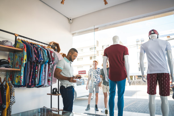 顾客进入服装店图片下载