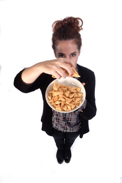 在白色背景上吃零食的女人图片下载