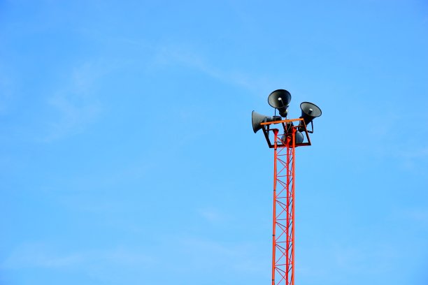 街道上的喇叭，柱子上的背景图片下载