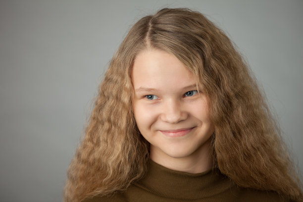 十几岁的女孩特写工作室肖像图片下载