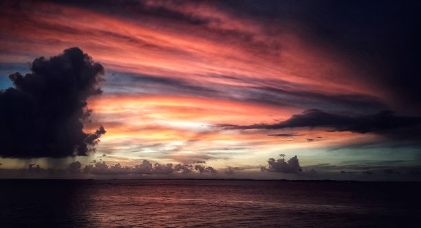雨水和日落图片下载