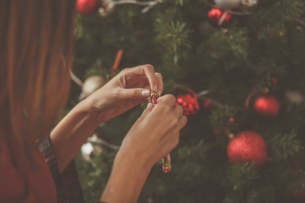 近距离看不认识的女人装饰圣诞树图片下载