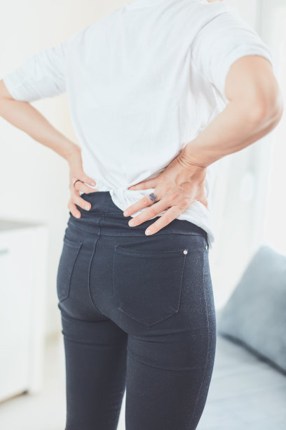 成年后的臀部、背部和脊柱问题。图片下载