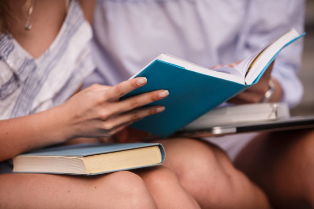 两个一起学习的年轻女人图片下载