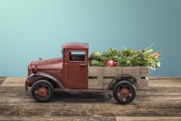 古董农场皮卡与新鲜农产品的木材背景图片下载