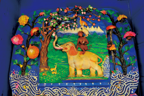 中国甘肃省甘南市藏族自治州夏河县拉布楞喇嘛庙展示的藏传佛教彩色奶油雕塑。图片下载