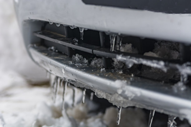 汽车上的冰柱图片下载