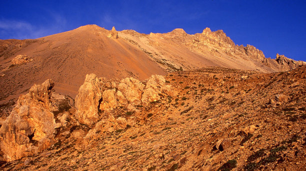 法国阿尔卑斯山，普罗旺斯的阿尔卑斯山脉在戏剧性的光拍摄的电影图片下载