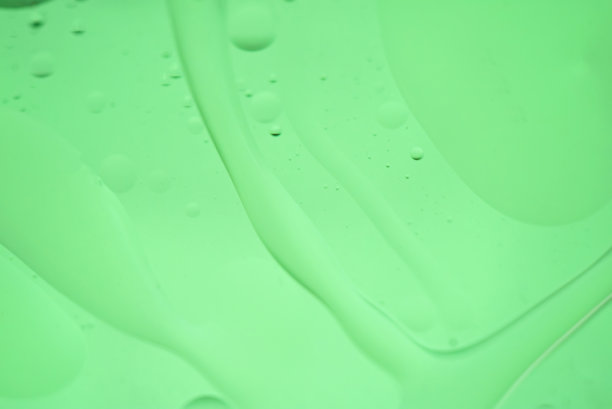 绿薄荷抽象背景画，油，水和肥皂图片下载