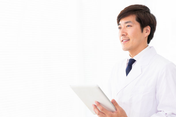 穿白大褂的男人图片下载