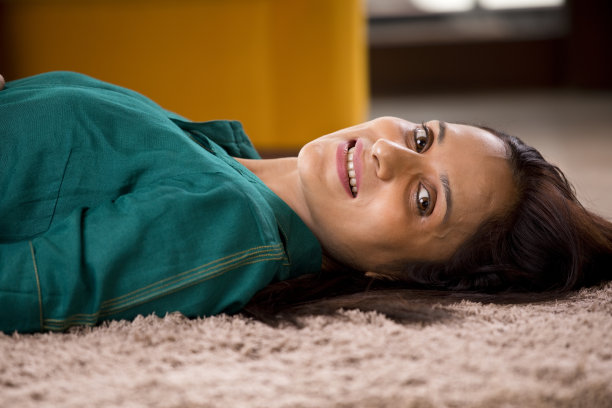 漂亮女人在家图片下载