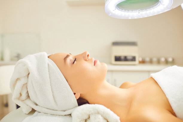 美女躺在美容院里休息。图片下载