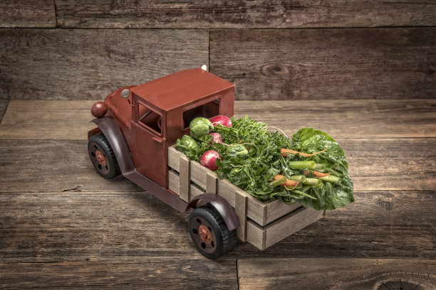 古董农场皮卡与新鲜农产品的木材背景图片下载