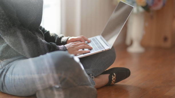 裁剪的照片年轻的女性自由职业者打字笔记本电脑，而工作在她的项目图片下载