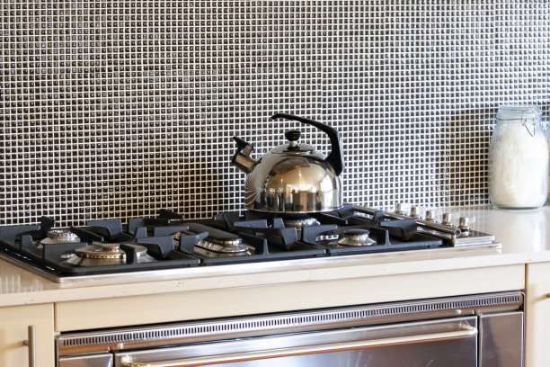 现代煤气炉与水壶，背景与复制空间图片下载